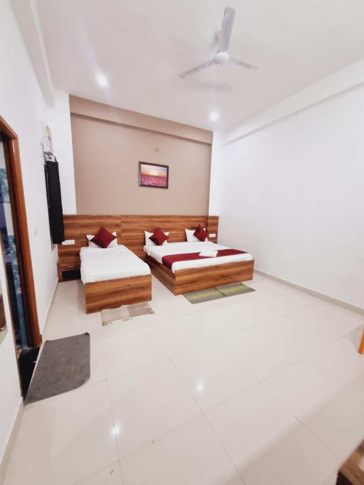 Hotel Krishna Dham Premium - Near Prem Mandir 3*