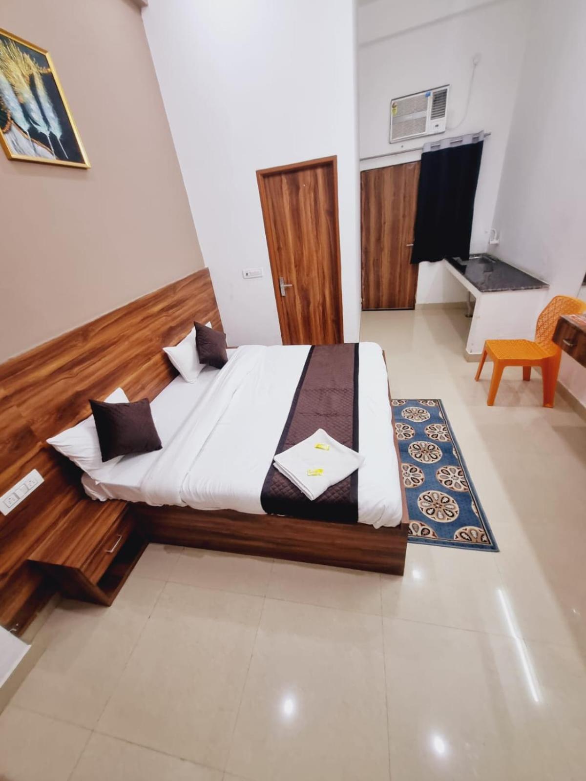 Hotel Krishna Dham Premium - Near Prem Mandir 3*